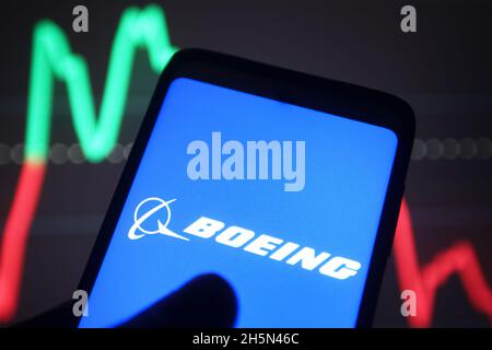 Ukraine. November 2021. In dieser Abbildung ist das Logo der Boeing Company auf einem Smartphone-Bildschirm zu sehen. (Foto von Pavlo Gonchar/SOPA Images/Sipa USA) Quelle: SIPA USA/Alamy Live News Stockfoto