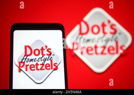 Ukraine. November 2021. In dieser Abbildung ist das Dot-Logo Pretzels LLC auf einem Smartphone und einem pc-Bildschirm zu sehen. (Bild: © Pavlo Gonchar/SOPA Images via ZUMA Press Wire) Stockfoto