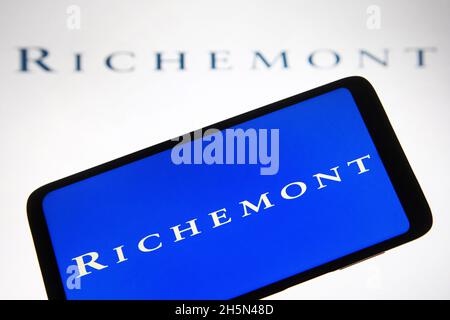 Ukraine. November 2021. In dieser Abbildung ist ein Logo der Compagnie Financiere Richemont S.A. auf einem Smartphone und einem pc-Bildschirm zu sehen. (Bild: © Pavlo Gonchar/SOPA Images via ZUMA Press Wire) Stockfoto