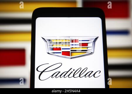 Ukraine. November 2021. In dieser Abbildung ist ein Logo der Cadillac Motor Car Division auf einem Smartphone-Bildschirm zu sehen. (Bild: © Pavlo Gonchar/SOPA Images via ZUMA Press Wire) Stockfoto