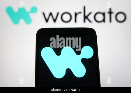 Ukraine. November 2021. In dieser Abbildung ist ein Workato-Logo auf einem Smartphone und einem pc-Bildschirm zu sehen. (Bild: © Pavlo Gonchar/SOPA Images via ZUMA Press Wire) Stockfoto