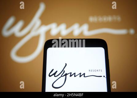 Ukraine. November 2021. In dieser Abbildung ist ein Logo von Wynn Resorts Ltd auf einem Smartphone-Bildschirm zu sehen. (Bild: © Pavlo Gonchar/SOPA Images via ZUMA Press Wire) Stockfoto