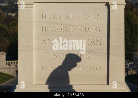 Arlington, Usa. November 2021. Der Schatten eines Soldaten mit dem 3. US-Infanterie-Regiment, bekannt als „The Old Guard“, wird gesehen, als er Blumen während einer hundertjährigen Gedenkveranstaltung am Grab des unbekannten Soldaten auf dem Nationalfriedhof von Arlington, Mittwoch, den 10. November 2021, in Arlington, Virginia. Pool Foto von Alex Brandon/UPI Kredit: UPI/Alamy Live News Stockfoto