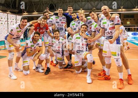 Ravenna, Italien. November 2021. ITAS Trentino feiert während des Consar Ravenna gegen ITAS Trentino, Volleyball Italienische Serie A Männer Superliga Meisterschaft in Ravenna, Italien, November 10 2021 Quelle: Independent Photo Agency/Alamy Live News Stockfoto