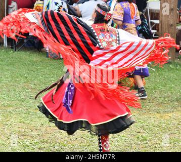 Indeginous Dancers at the Pow wow on Mt. McKay in Thunder Bay, Ontario, Kanada, am 24th. September 2021 zum Nationalen Tag der Wahrheit und Versöhnung. Stockfoto