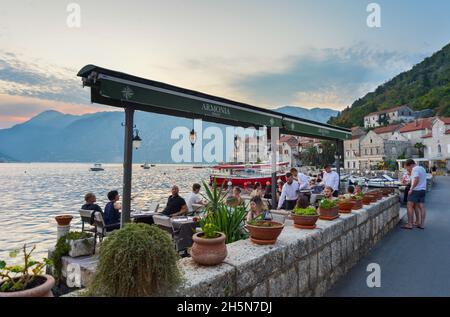 Perast, Montenegro, 7. September 2019: Abendessen im Freien, genießen die Aussicht vom Ufer und die warme Luft eines Sommerabends. Stockfoto