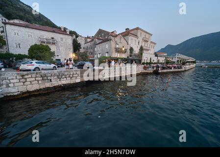 Perast, Montenegro, 7. September 2019: An einem Sommerabend, an dem die Abenddämmerung vergeht, schlendern die Menschen entlang der ruhigen Uferpromenade. Stockfoto