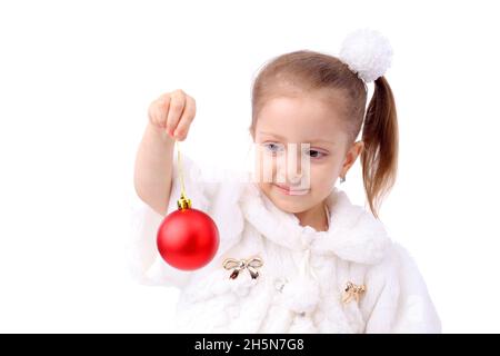 Niedliches kleines Mädchen mit den roten Neujahrsbällen Stockfoto
