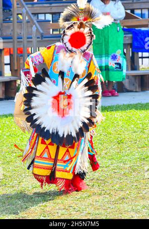 Indeginous Dancers at the Pow wow on Mt. McKay in Thunder Bay, Ontario, Kanada, am 24th. September 2021 zum Nationalen Tag der Wahrheit und Versöhnung. Stockfoto