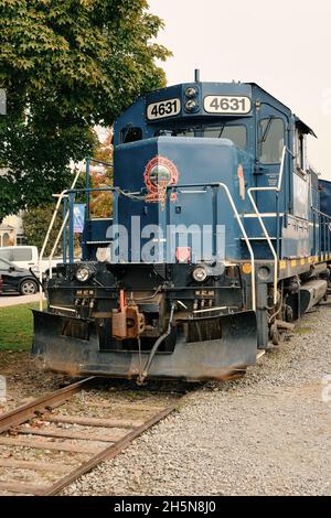 Blue Ridge Scenic Railway GP9R-Diesellokomotive, ein Traditionszug, der am Bahnhof in Blue Ridge Georgia, USA, angehalten und untätig war. Stockfoto