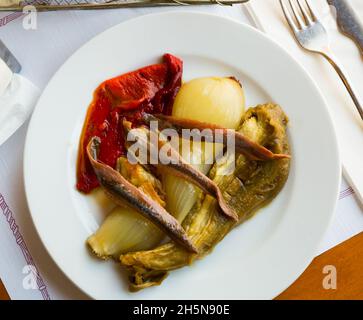 Draufsicht auf katalanische Escalivada mit Sardellenfilets Stockfoto