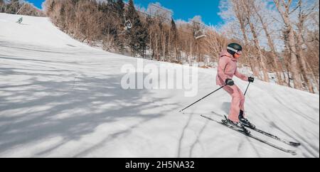 Skifahren - Menschen auf Ski. Alpine Ski - Skifahrer mit Blick auf die Berge gegen schneebedeckte Bäume Ski im Winter auf perfekten Pulverschnee genießen die Natur Stockfoto