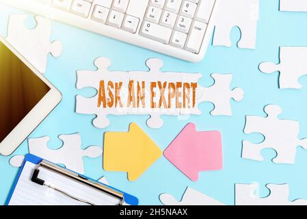 Textunterschrift mit „Fragen Sie einen Experten“. Bestätigung des Internetkonzepts, die gelesen haben, verstehen und stimmen den Richtlinien zu Building an Unfinished White zu Stockfoto