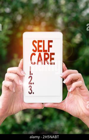 Textunterschrift zur Selbstpflege. Wort für die Praxis, Maßnahmen zur Verbesserung der eigenen Gesundheit zu ergreifen, sind die eigenen sprach- und Videoanrufe Stockfoto