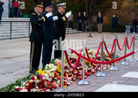 Arlington, Virginia. November 2021. United States Army Major General Chaplain Thomas Solhjem, links, US Air Force Brigadier General Chaplain Randall Kitchens, Und der Konteradmiral-Kaplan der US Navy, Brent Scott, grüßt nach einem Gebet zum Abschluss einer hundertjährigen Gedenkveranstaltung am Grab des unbekannten Soldaten auf dem Nationalfriedhof von Arlington, Mittwoch, den 10. November 2021, in Arlington, Virginia. Quelle: Alex Brandon/Pool via CNP/dpa/Alamy Live News Stockfoto