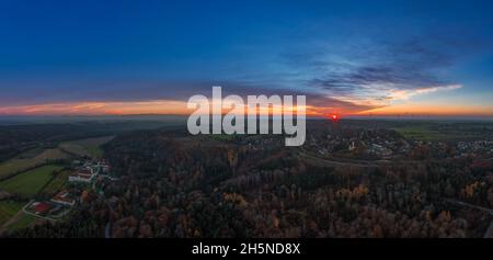 Die Sonne geht in der Herbstsaison neben dem schönen Kloster Schaeftlarn unter. Stockfoto