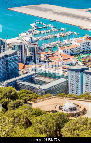 Gibraltar Stadt und Bucht Panoramablick vom Felsen von Gibraltar mit Innenstadt, Flugplatz und Artilleriebatterie im Vordergrund Stockfoto