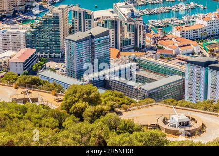 Blick auf die Innenstadt von Gibraltar vom Felsen von Gibraltar aus mit alten Artilleriebüssen im Vordergrund Stockfoto