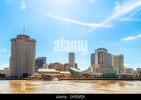 New Orleans Stadtpanorama vom Mississippi River mit Business District Skyscrappers und Flusspromenade, Louisiana, USA Stockfoto