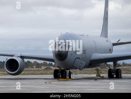 Ein Leiter der Flugcrew der US Air Force 92. Aircraft Maintenance Squadron führt während der Übung Global Thunder 22 auf der Fairchild Air Force Base, Washington, am 6. November 2021 eine simulierte Alarmreaktion durch. Übungen wie Global Thunder erfordern eine umfassende Planung und Koordination, um den zugewiesenen Einheiten und Kräften einzigartige Schulungsmöglichkeiten zu bieten. (USA Foto der Luftwaffe von Staff Sgt. Lawrence Sena) Stockfoto