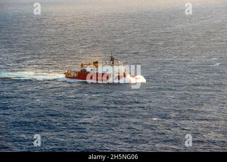 ATLANTISCHER OZEAN (Okt 26, 2021) der polare Eisbrecher USCGC Healy (WAGB 20) und der Arleigh Burke-Klasse-Lenkungszerstörer USS Jason Dunham (DDG 109) führen eine bestandende Übung durch. Healy umrundet Nordamerika nach einem Transit durch die Nordwestpassage und unterstützt die wissenschaftliche Forschung in der Arktis. Jason Dunham ist im Atlantischen Ozean tätig, um Marinestützungen zu unterstützen, um die maritime Stabilität und Sicherheit zu wahren, um den Zugang zu gewährleisten, Aggressionen abzuwehren und die Interessen der USA, der Alliierten und der Partner zu verteidigen. (USA Navy Foto von Mass Communication Specialist Seaman Theoplis Stewart II/Rele Stockfoto