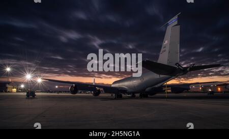 Ein Flugzeug der KC-135 Stratotanker sitzt auf der Fluglinie des MacDill Air Force Base, Florida, 9. November 2021. Die Tankkapazitäten des KC-135 ermöglichen es den Luftgütern des Verteidigungsministeriums und der Partnerländer, frei zu reisen, ohne dass ein sicherer Hafen an Land erforderlich ist. (USA Luftwaffe Foto von Airman 1st Class Joshua Hastings) Stockfoto