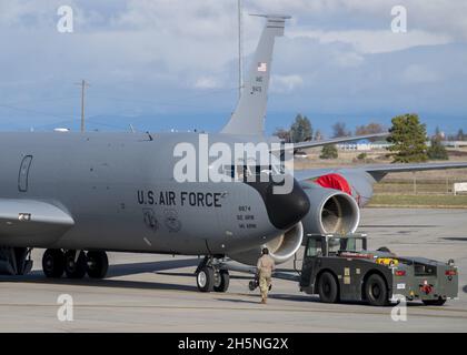 Ein Leiter der Flugcrew der 92. Flugzeugwartung der US-Luftwaffe entlässt während der Übung Global Thunder 22 auf der Fairchild Air Force Base, Washington, 6. November 2021 einen KC-135 Stratotanker. Global Thunder ist eine jährliche Befehls- und Kontrollübung, die zur Schulung der strategischen Streitkräfte der USA und zur Beurteilung der gemeinsamen Einsatzbereitschaft entwickelt wurde. (USA Foto der Luftwaffe von Staff Sgt. Lawrence Sena) Stockfoto