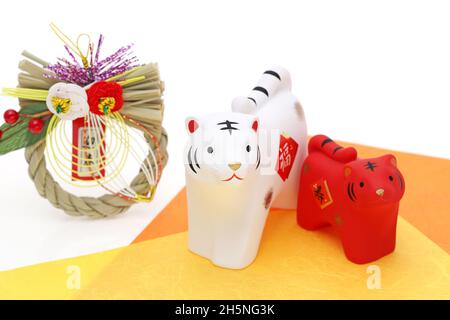 Puppen von Tora Tiger. Japanische Neujahr-Karte. Japanisches Neujahr Tiger Objekt. Japanisches Wort dieser Fotografie bedeutet „glückliches neues Jahr, Kongratationen“ Stockfoto