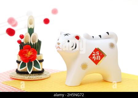 Puppen von Tora Tiger. Japanische Neujahr-Karte. Japanisches Neujahr Tiger Objekt. Japanisches Wort dieser Fotografie bedeutet „Glück“ Stockfoto