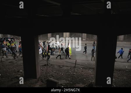 Newark, New Jersey, USA. November 2021. Die Demonstranten marschieren während eines Protestes für saubere Luft, nachdem sie das Sharpe James and Kenneth Gibson Community Center in Newark, New Jersey, verlassen haben. Die Demonstranten marschierten zur Müllverbrennungsanlage im Passaic Valley im ironbound-Abschnitt von Newark. (Bild: © Brian Branch Price/ZUMA Press Wire) Stockfoto