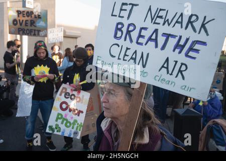 Newark, New Jersey, USA. November 2021. Demonstranten nehmen an einer Kundgebung für saubere Luft im Sharpe James und Kenneth Gibson Gemeindezentrum in Newark, New Jersey, Teil. Später marschierten die Demonstranten zur Müllverbrennungsanlage im Passaic Valley im ironbound-Abschnitt von Newark. (Bild: © Brian Branch Price/ZUMA Press Wire) Stockfoto