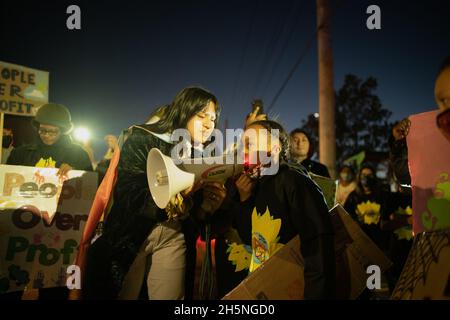 Newark, New Jersey, USA. November 2021. Die Demonstranten marschieren während eines Protestes für saubere Luft, nachdem sie das Sharpe James and Kenneth Gibson Community Center in Newark, New Jersey, verlassen haben. Die Demonstranten marschierten zur Müllverbrennungsanlage im Passaic Valley im ironbound-Abschnitt von Newark. (Bild: © Brian Branch Price/ZUMA Press Wire) Stockfoto