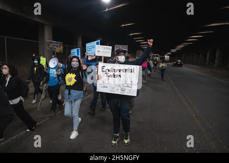 Newark, New Jersey, USA. November 2021. Die Demonstranten marschieren während eines Protestes für saubere Luft, nachdem sie das Sharpe James and Kenneth Gibson Community Center in Newark, New Jersey, verlassen haben. Die Demonstranten marschierten zur Müllverbrennungsanlage im Passaic Valley im ironbound-Abschnitt von Newark. (Bild: © Brian Branch Price/ZUMA Press Wire) Stockfoto