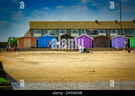 CLACTON ON ON SEA, GROSSBRITANNIEN - 27. Mai 2018: Ein sonniger Tag am Strand in Clacton-on-Sea mit Hütten am Meer in Großbritannien Stockfoto