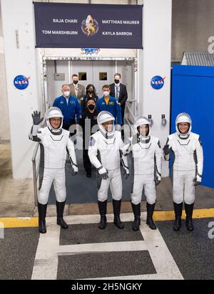 ESA-Astronaut Matthias Maurer, links, und NASA-Astronauten Tom Marshburn, zweiter von links, Raja Chari, zweiter von rechts, und Kayla Barron, Rechts, die SpaceX-Raumanzüge tragen, werden gesehen, wie sie sich darauf vorbereiten, das Neil A. Armstrong Operations and Checkout Building für den Launch Complex 39A zu verlassen, um die Raumsonde SpaceX Crew Dragon für den Start der Mission Crew-3 am Mittwoch, den 10. November 2021, im NASAs Kennedy Space Center in Florida zu besteigen. NASAs die SpaceX Crew-3-Mission ist die dritte Rundungsmission der Raumsonde SpaceX Crew Dragon und der Falcon 9-Rakete zum Internationalen Weltraum Stockfoto