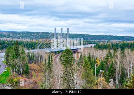 Die Nipigon River Bridge ist ein Kabelsteigtyp, der den Trans Canada Highway über den Fluss in der Nähe von Nipigon Ontario führt. Stockfoto