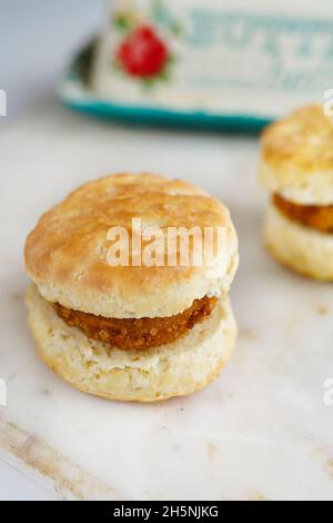 Chicken Biscuit Sandwich oder Schieberegler auf weißem Hintergrund, selektiver Fokus Stockfoto