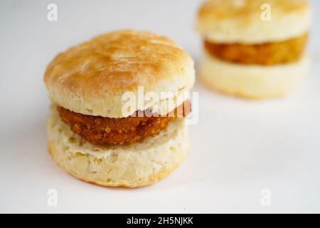 Chicken Biscuit Sandwich oder Schieberegler auf weißem Hintergrund, selektiver Fokus Stockfoto