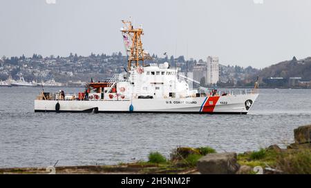 Seattle - 09. November 2021; USCGC Coast Guard Cuttyhunk in Elliott Bay. Grauer Herbsthimmel und raues Wasser umgeben das Schiff Stockfoto