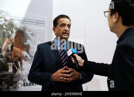 (211111) -- GLASGOW, 11. November 2021 (Xinhua) -- Der pakistanische Minister für Klimaänderungen, Malik Amin Aslam (L), spricht in einem Interview mit Xinhua am Rande der laufenden 26. Tagung der Konferenz der Vertragsparteien (COP26) des Rahmenübereinkommens der Vereinten Nationen über Klimaänderungen in Glasgow, Schottland, Großbritannien, am 9. November 2021. Die Industrieländer, die die historische Verantwortung für die Klimakrise tragen, sollten "den Klimaschutz und nicht nur die Klimaillusion zeigen", sagte Pakistans Top-Klimabeamter.ZUM INTERVIEW: "Den Klimaschutz zeigen, nicht nur die Klimaillusion, Stockfoto