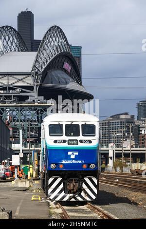 Seattle - 09. November 2021; Ein Sound Transit-Pendlerzug parkte tagsüber in Seattle und wartete auf den nächsten Liniendienst Stockfoto