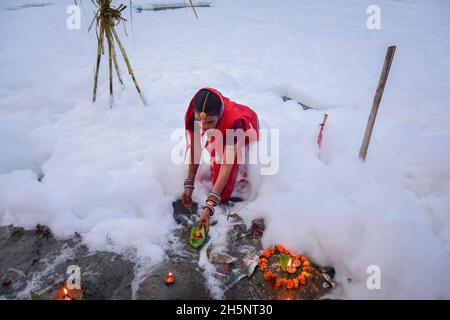 Okhla, Indien. November 2021. Chhath Puja ist der Sonnengottheit und Shashthi Devi (Chhathi Maiya) gewidmet, um ihnen dafür zu danken, dass sie die Erfolge des Lebens auf der Erde erreicht haben und um bestimmte Wünsche zu erbitten. Dieses Fest wird von Biharis zusammen mit ihrer Diaspora gefeiert. Kredit: SOPA Images Limited/Alamy Live Nachrichten Stockfoto