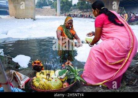 Okhla, Indien. November 2021. Anhänger und Opfergaben werden während des hinduistischen religiösen Festivals inmitten der giftigen Schaumstoffe gesehen, die den Yamuna-Fluss bedecken.Chhath Puja ist der Sonnengottheit und Shashthi Devi (Chhathi Maiya) gewidmet, um ihnen für die Erfolge des Lebens auf der Erde zu danken und um bestimmte Wünsche zu erbitten. Dieses Fest wird von Biharis zusammen mit ihrer Diaspora gefeiert. (Foto von Manish Rajput/SOPA Images/Sipa USA) Quelle: SIPA USA/Alamy Live News Stockfoto