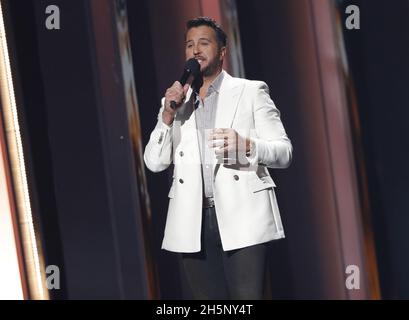 Nashville, Usa. November 2021. Luke Bryan veranstaltet am Mittwoch, den 10. November 2021, die 55. Jährlichen CMA Awards in der Bridgestone Arena in Nashville, Tennessee. Foto von John Angelillo/UPI Credit: UPI/Alamy Live News Stockfoto