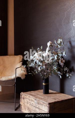Eukalyptus-Kaugummiblätter auf Ästen, die als moderne Schlafzimmermöbel verwendet werden. Stockfoto