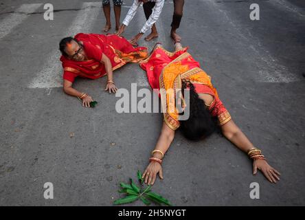 Kalkutta, Westbengalen, Indien. November 2021. Hinduistische Anhänger liegen auf einer Straße, während sie den sonnengott während des religiösen Festivals von Chhath Puja in Kalkutta anbeten. (Bild: © Sudipta das/Pacific Press via ZUMA Press Wire) Stockfoto