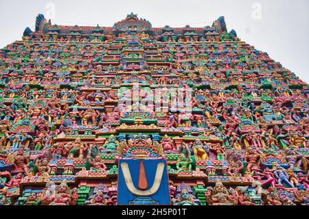 Bunte Idole auf dem Gopuram, Sarangapani Tempel. Einer der alten Tempel im Süden Indiens. Tamil Nadu, Indien. Stockfoto