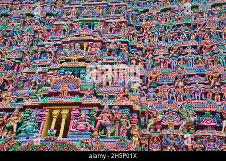 Bunte Idole auf dem Gopuram, Sarangapani Tempel. Einer der alten Tempel im Süden Indiens. Tamil Nadu, Indien. Stockfoto