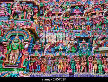 Bunte Idole auf dem Gopuram, Sarangapani Tempel. Einer der alten Tempel im Süden Indiens. Tamil Nadu, Indien. Stockfoto