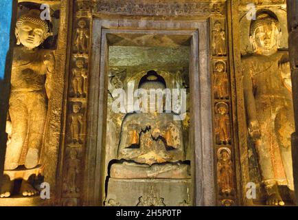 Die Gemälde und Skulpturen galten als Meisterwerke buddhistischer religiöser Kunst. Die buddhistischen Höhlen in Ajanta sind etwa 30 steingeschnittene buddhistische Ca Stockfoto